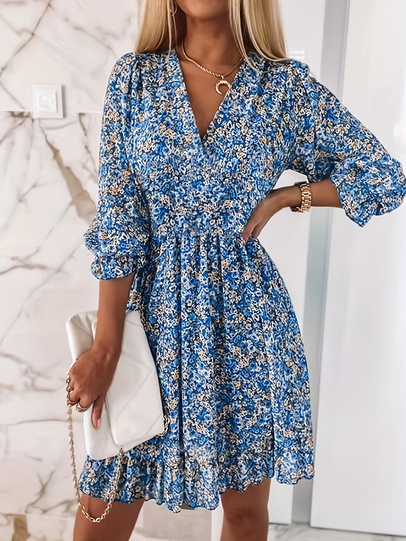 Élégance Florale : Robe Coupe Ombrelle à Col en V – Lyros