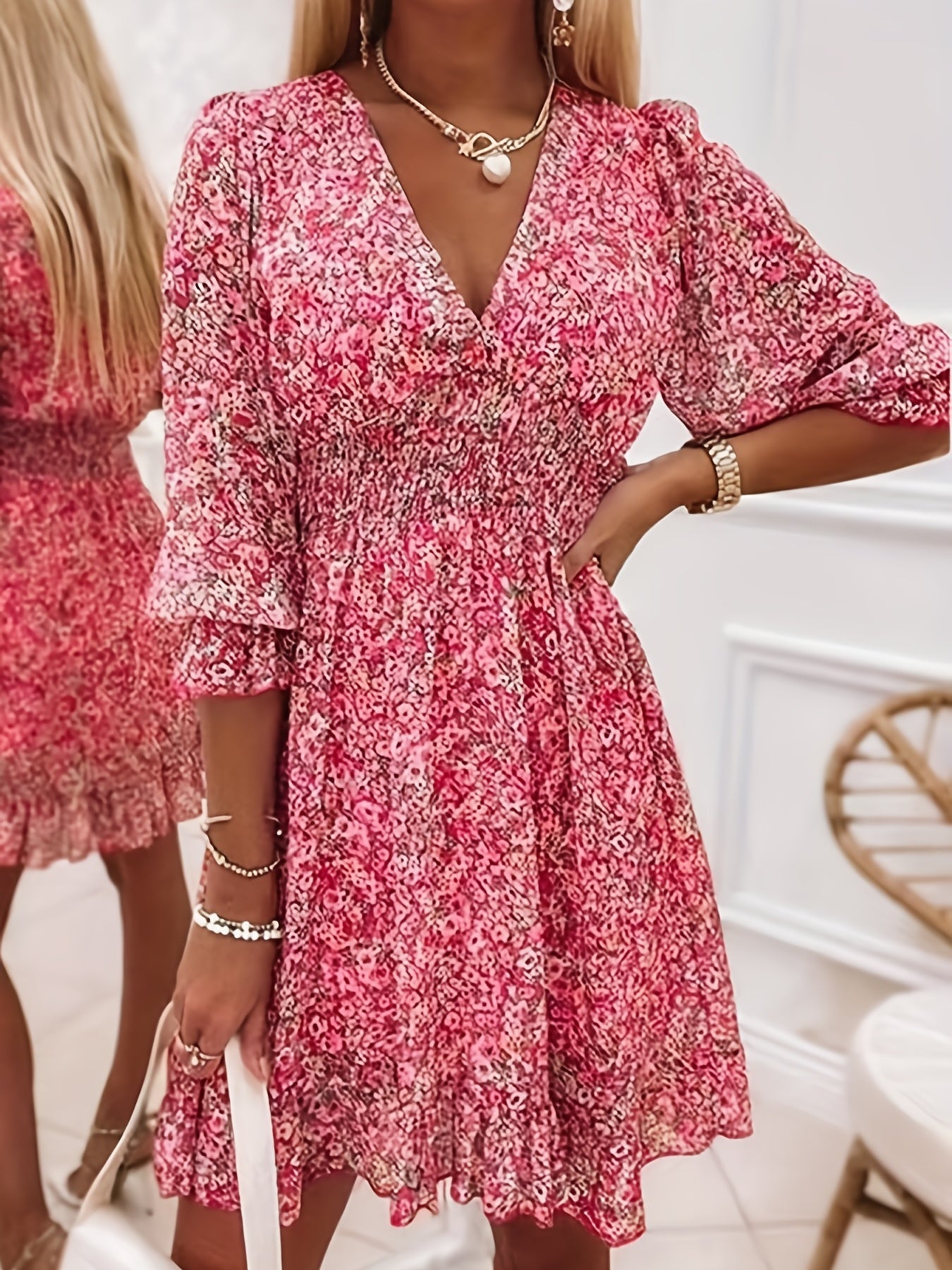 Élégance Florale : Robe Coupe Ombrelle à Col en V – Lyros
