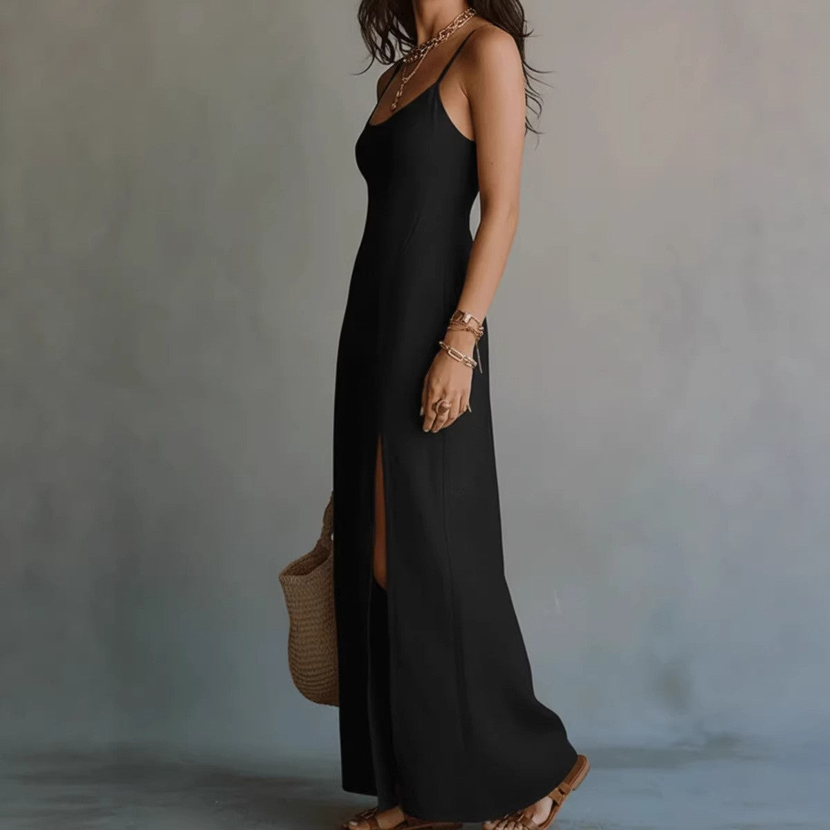 L'Élégance Noire : Robe Maxi à Bretelles et Fente Latérale – Lyros