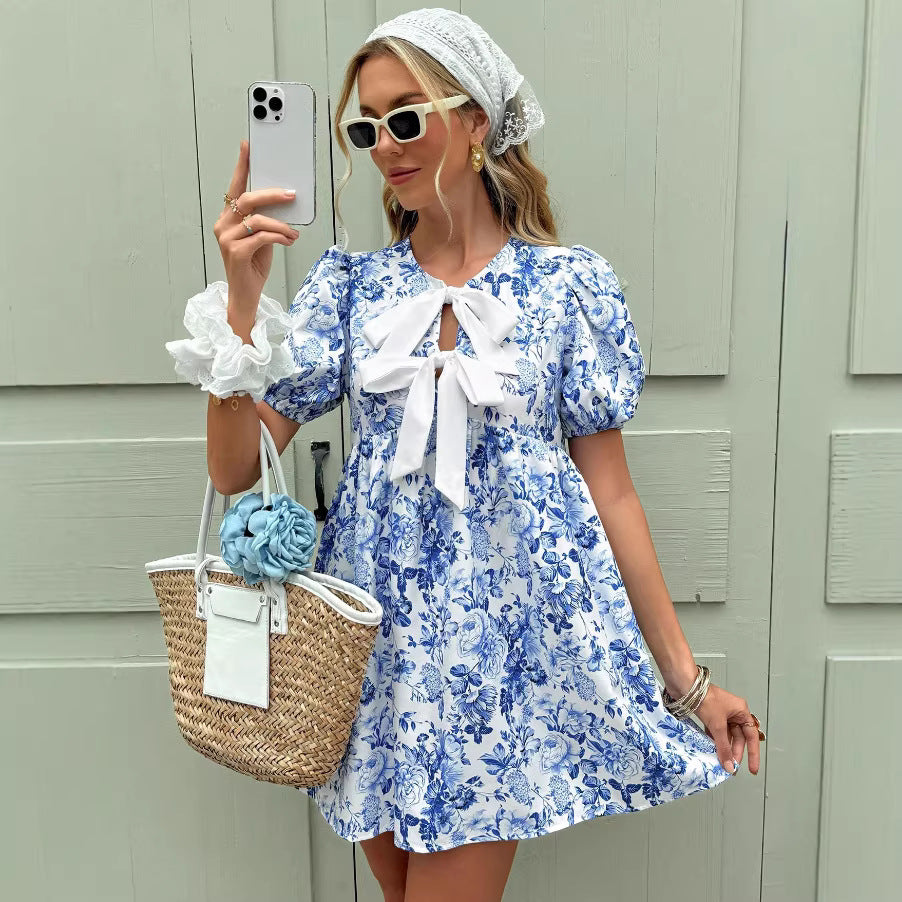 L’Élégance Estivale : Robe Droite à Fleurs "Ciel de Provence"