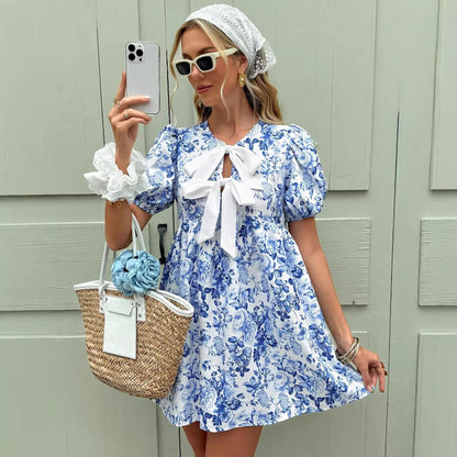 L’Élégance Estivale : Robe Droite à Fleurs "Ciel de Provence"