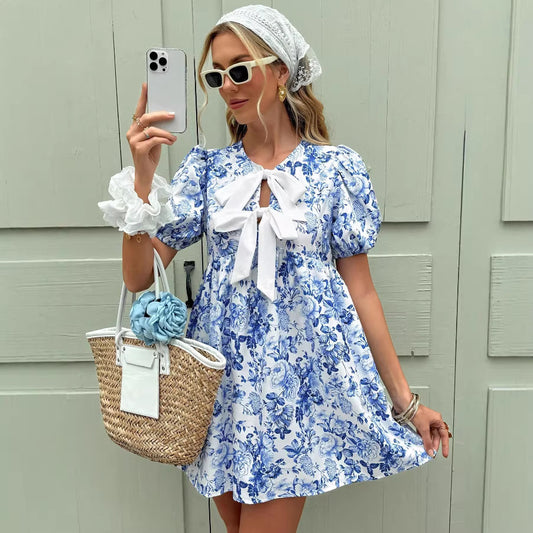 L’Élégance Estivale : Robe Droite à Fleurs "Ciel de Provence"