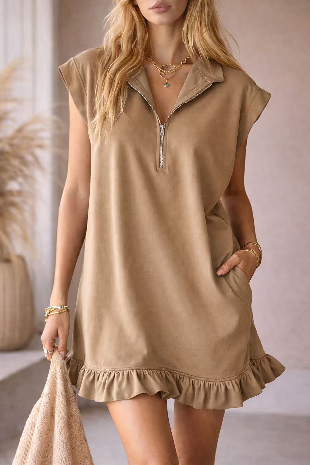 Confort Absolu : Robe Courte à Volants et Col Zippé – Lyros