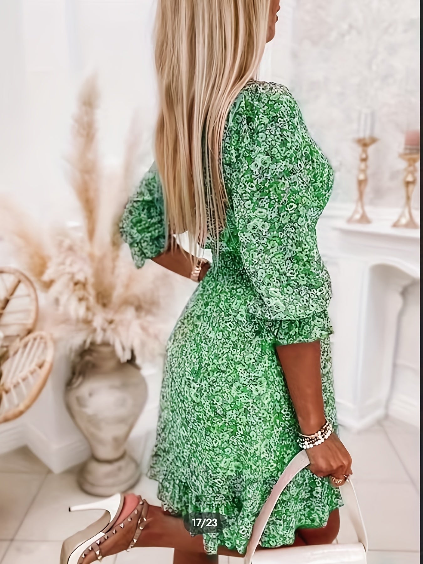 Élégance Florale : Robe Coupe Ombrelle à Col en V – Lyros