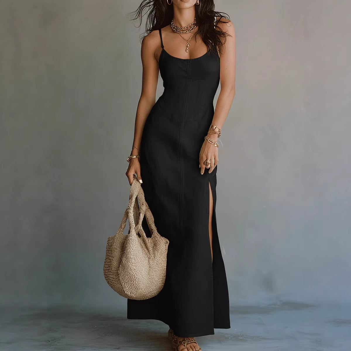 L'Élégance Noire : Robe Maxi à Bretelles et Fente Latérale – Lyros