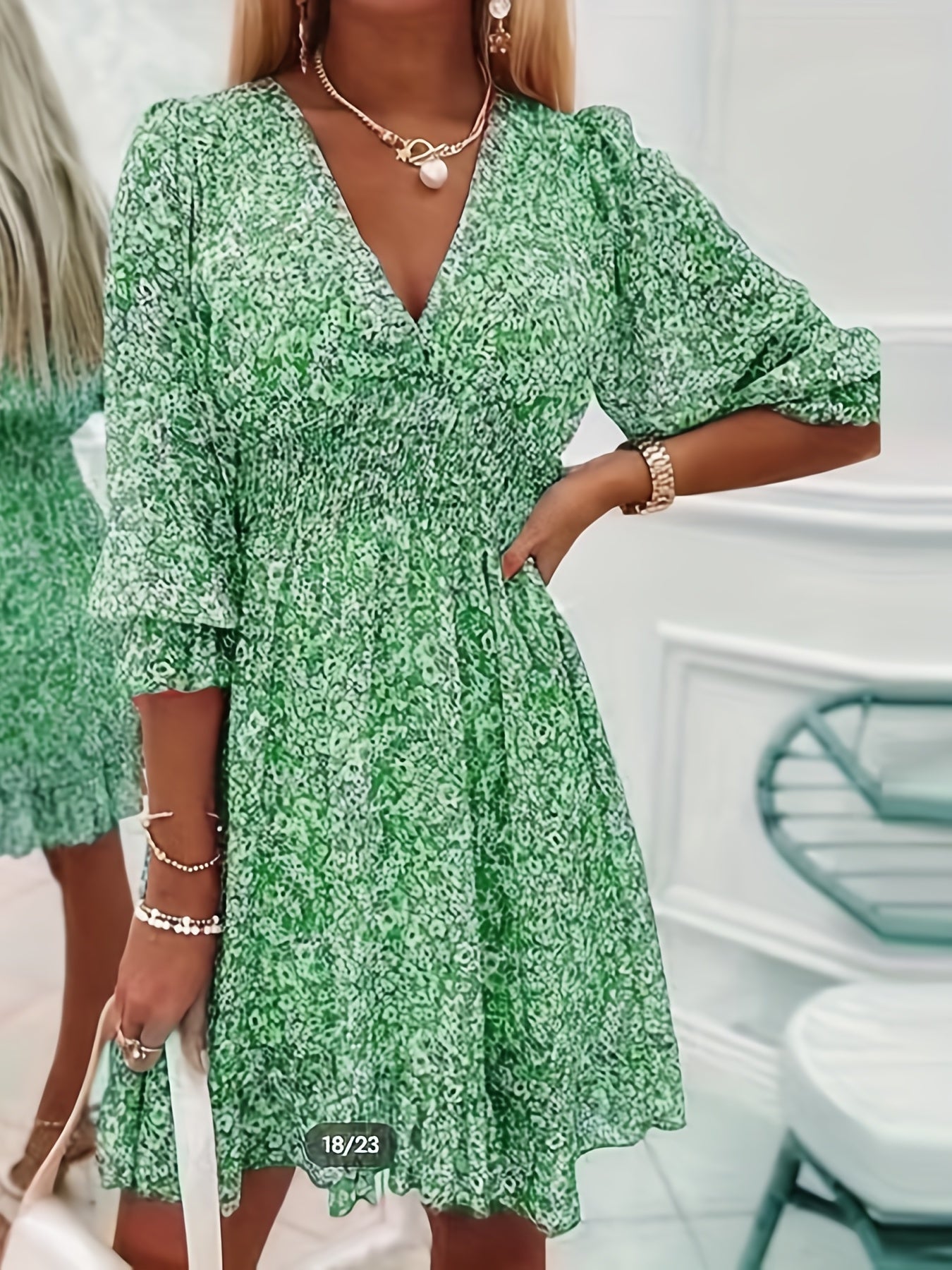 Élégance Florale : Robe Coupe Ombrelle à Col en V – Lyros